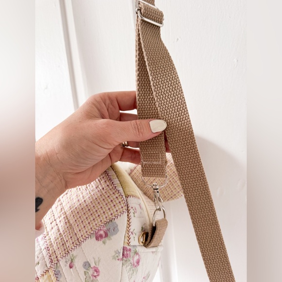 Handmade 🧵 🪡 Upcycled Quilt Mouse Adjustable Shoulder Bag - Picture 6 of 8